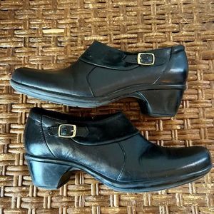 Clarks‎ Heeled black  ankle boots Bootie Side zipper suede Accent  6.5